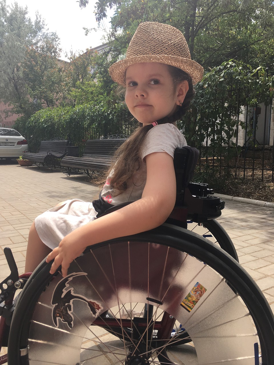 Каролина передвигается с помощью коляски, но она очень жизнерадостный ребенок. Фото: личный архив