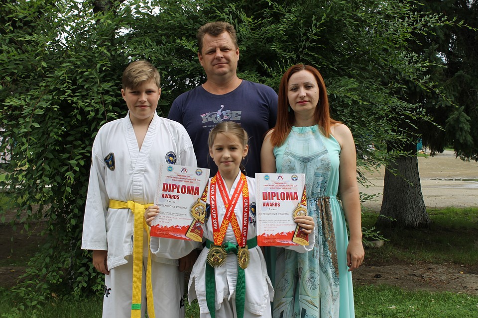 Венера с братом Романом и родителями Алексеем и Татьяной Котельниковыми.