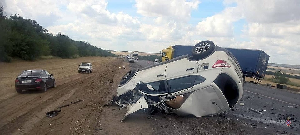 От кроссовера осталась лишь груда металла. Фото: ГУ МВД по Волгоградской области