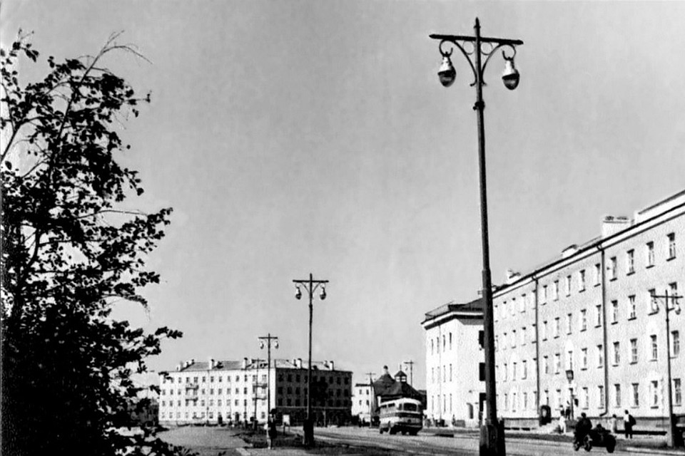 Дома на проспекте Ленина, 44 (на фото справа) и 46 (на заднем плане) после обрушения были восстановлены и стоят до сих пор. Фото: Из личного архива героя публикации