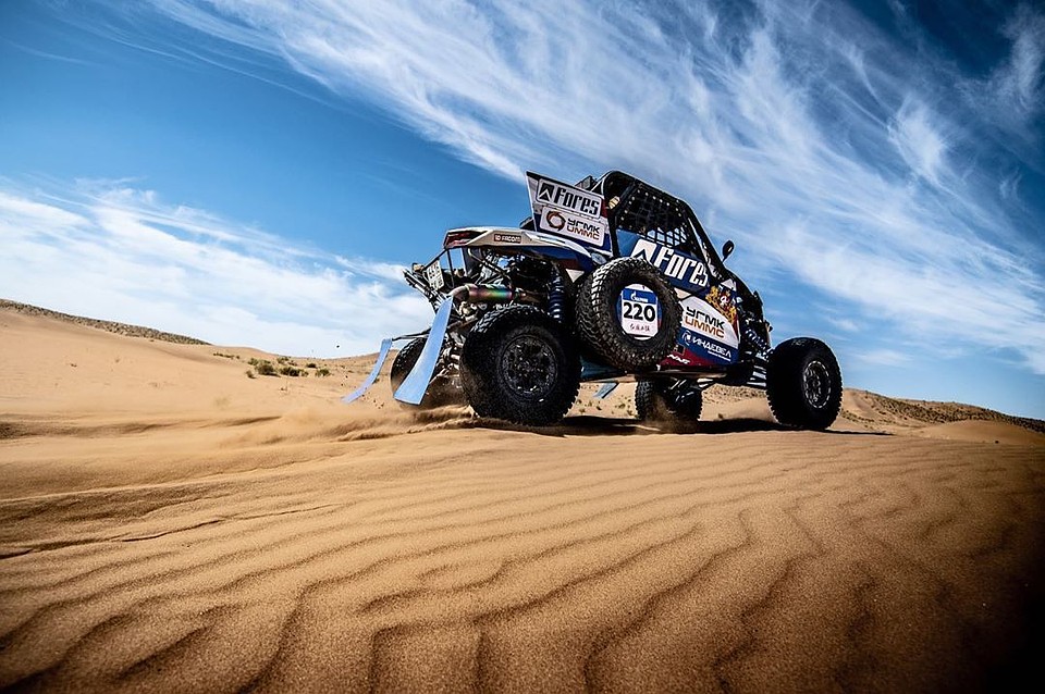 В Китае экипаж Сергея Карякина двигался среди дюн. Фото: instagram.com/snagracing/