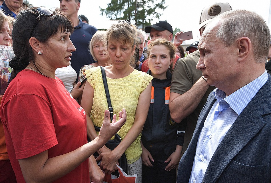 Президент Путин и жители Тулуна, дома которых пострадали или были полностью разрушены в результате паводка. Фото Алексей Никольский/пресс-служба президента РФ/ТАСС