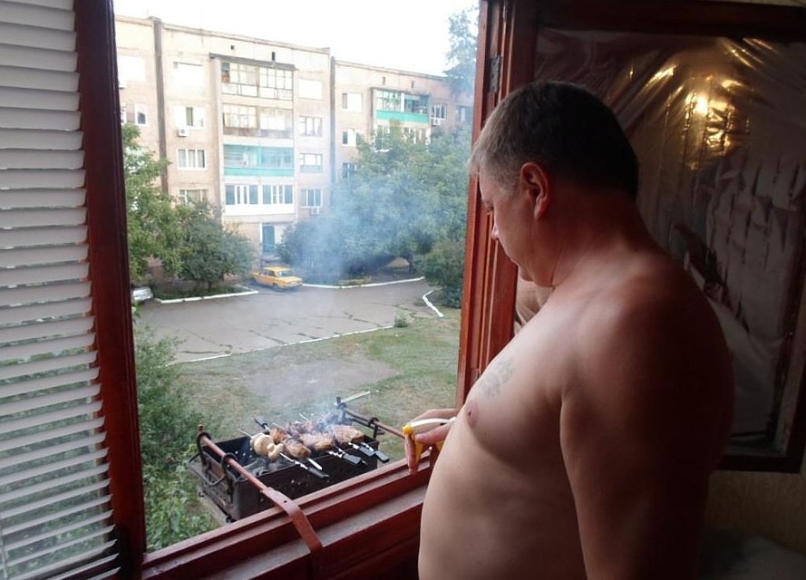 Каждый раз волнуются соседи, что дядя Вова напьется под шашлыки и спалит весь дом. Фото: Соцсети