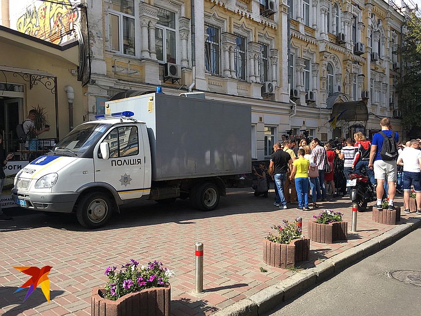 В понедельник Вышинского доставили в суд на полицейском автобусе с большими стеклами. Сегодня - в автозаке без окон. Фото: Анастасия МАТВЕЕВА