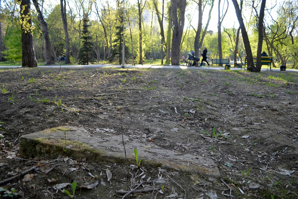 В парке можно найти старые плиты, которые раньше были частью склепов и памятников Фото: сообщество в соцсети "ВКонтакте" "Екатеринбург - фото Митрохиной М.Н."