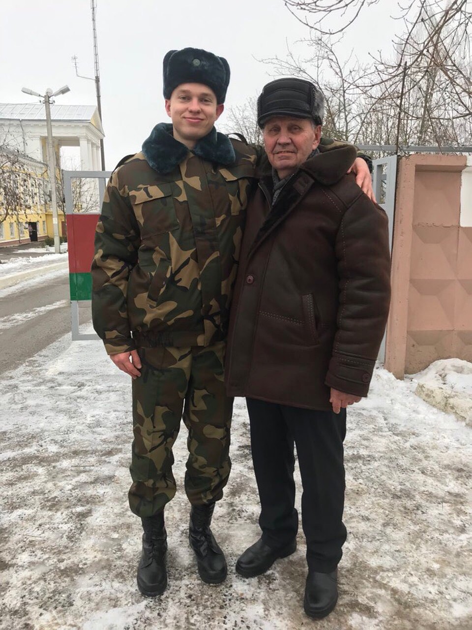 На этом фото Никита - сразу после присяги с дедушкой -полковником в отставке, ветераном Вооруженных Сил. Фото: личный архив героя публикации