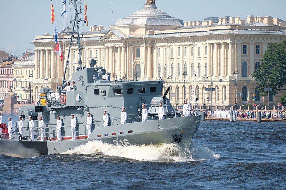 Для кораблей развели 4 моста Фото: Артем КИЛЬКИН