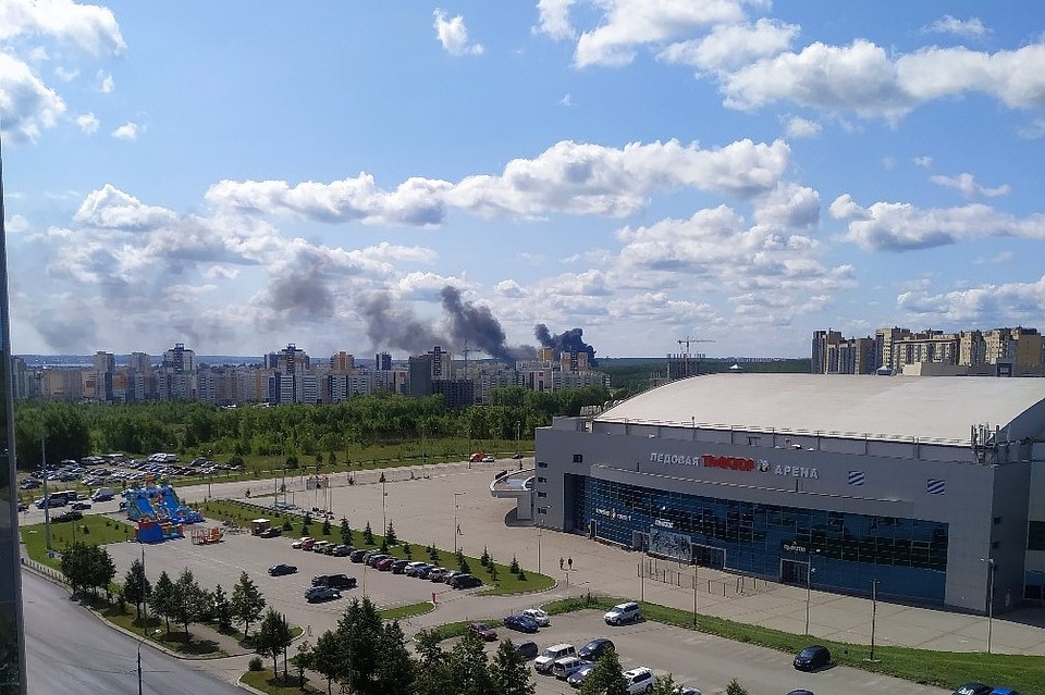 Столб дыма напугал жителей Северо-Запада. Фото: группа во ВКонтакте «Типичный Челябинск»