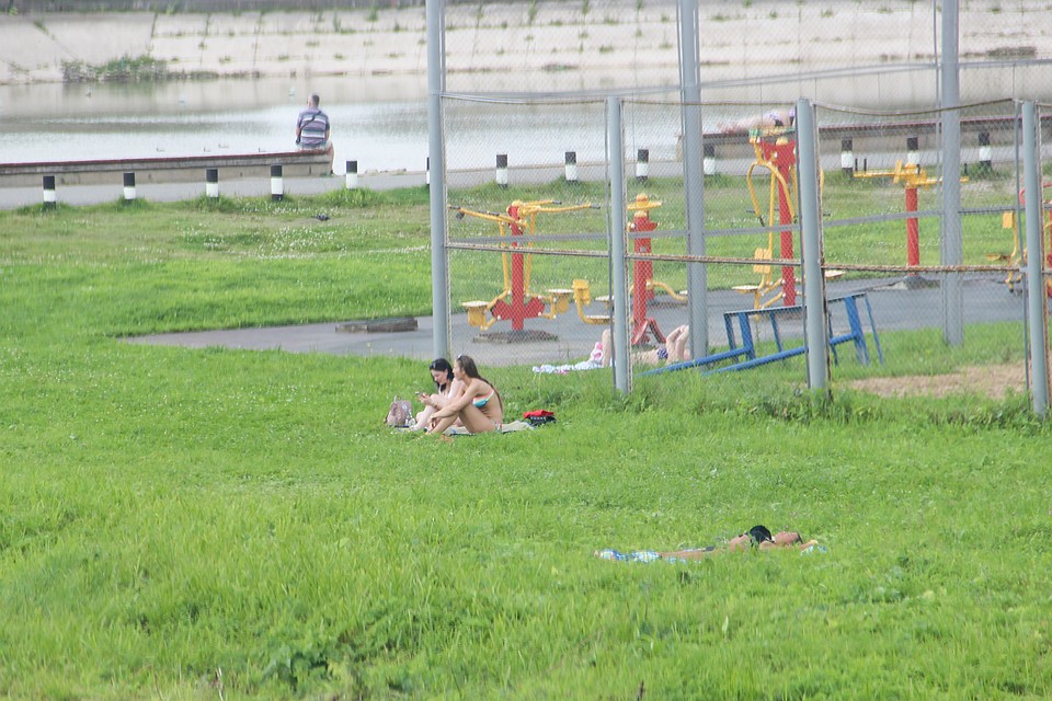 Пока можно только загорать в зеленой зоне пруда. Фото: Василий Вахрин.