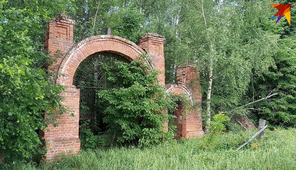 Каменная ограда - единственное, что осталось от старинной деревянной церкви, сгоревшей в Барсневе.