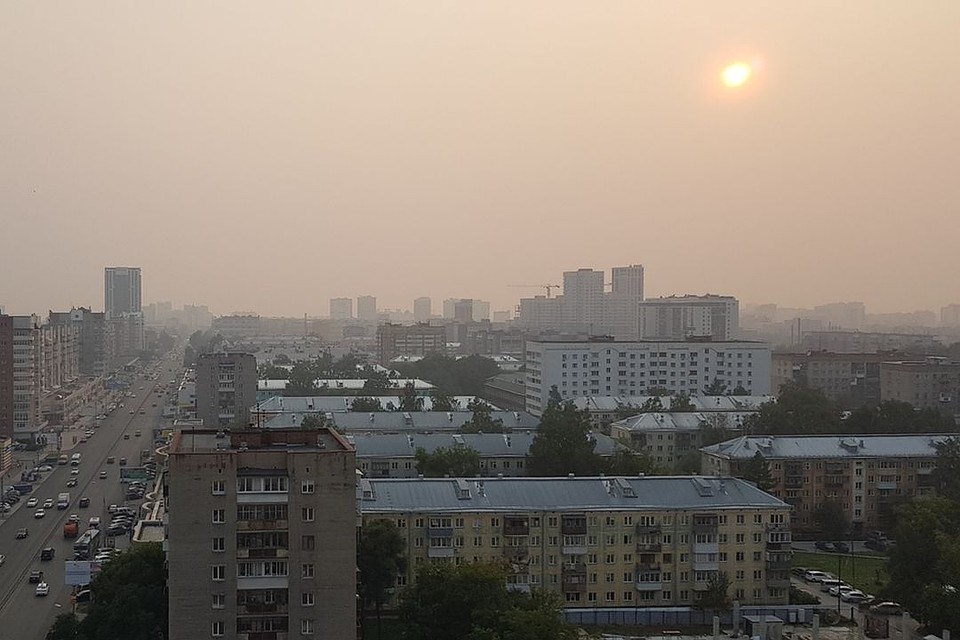 Из-за смога многим сейчас тяжело дышать. Фото: Евгений МИХАЙЛОВ.