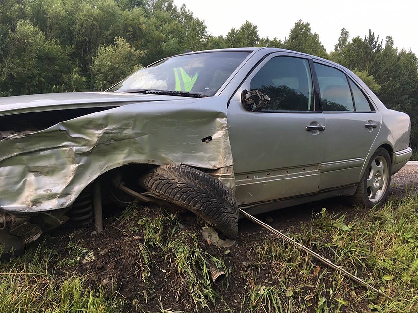 Mercedes вылетел на встречную полосу. Фото: пресс-служба ГИБДД России по Красноярскому краю.