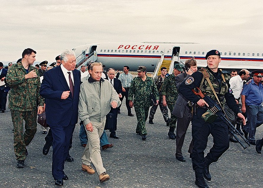 Оригинал фото мы нашли - нам прислал его автор Алексей Кондратьев. Игорь Бабушкин - справа, с пулеметом в руках. Фото Алексея КОНДРАТЬЕВА