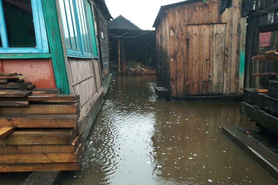 Вода зашла и во дворы. Фото: соцсети