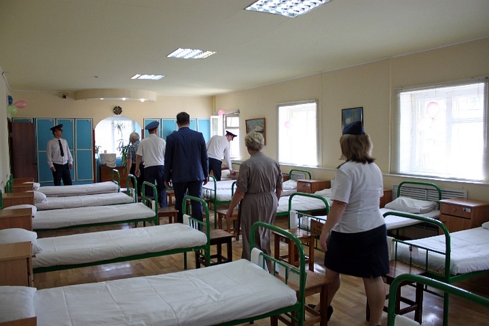 Делегация зашла в помещения, где проживают осуждённые Фото: Евгения ГРЕБЕЛКИНА