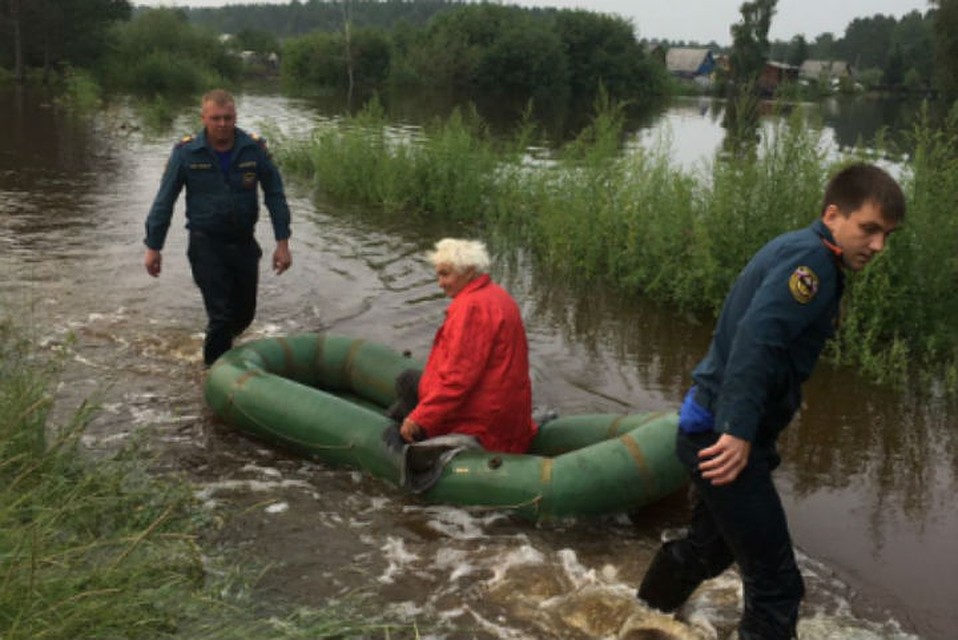 Эвакуация населения. Фото: ГУ МЧС России по Иркутской области