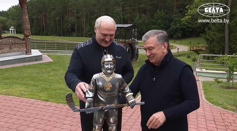 На форме хоккеиста - номер 01 и фамилия A. LUKASHENKO. Фото: БелТА.
