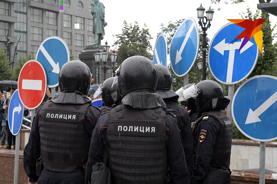 Силы правоохранителей равномерно распределились между 6-ю точками сбора, обозначенных активистами. Фото: Михаил ФРОЛОВ