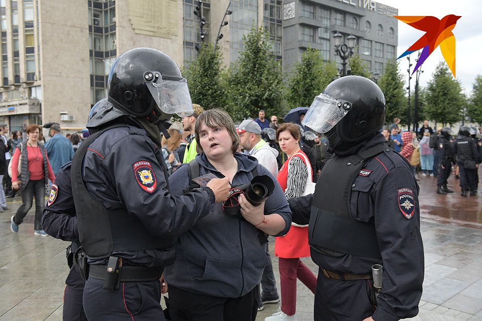 Правоохранители стали вытеснять собравшихся, среди которых журналистов было больше, чем самих участников Фото: Михаил ФРОЛОВ