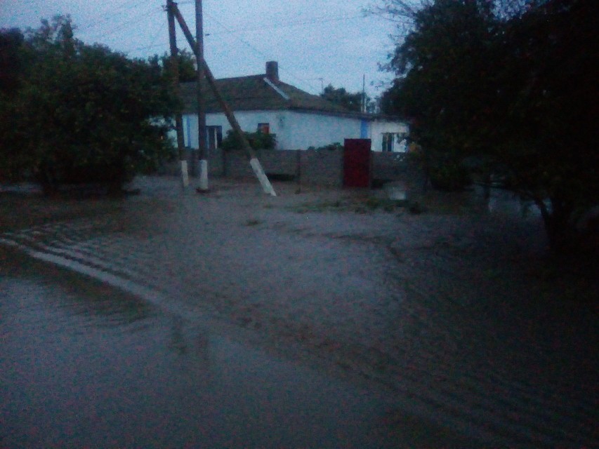 Фото: В Приозерном много воды на улицах и во дворах. ПОДСЛУШАНО | КЕРЧЬ/VK