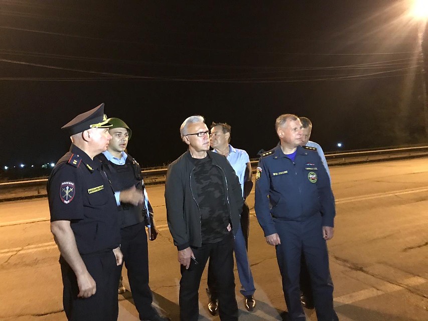Александр Усс и Илай Ахметов проехали по улицам Ачинска Фото: пресс-служба администрации Красноярска