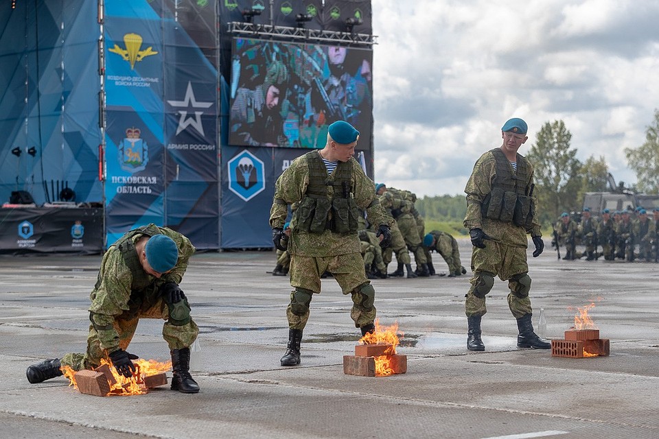 А наши-то и огня не боятся!