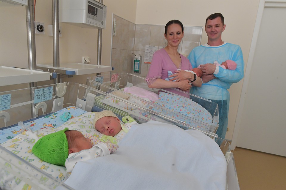 Пока малыши еще остаются в роддоме - все же дети хоть и появились на свет здоровенькими, но очень крупными в животе мамы быть не могли - вес малюток при рождении оказался от 1,5 до 1,9 килограммов Фото: Владимир ВЕЛЕНГУРИН