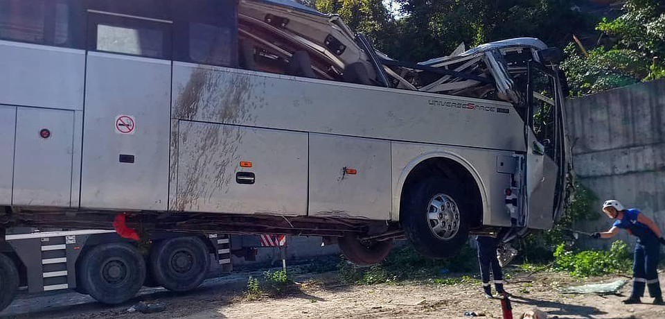 Автобус протаранил внедорожник и утянул его с собой в пропасть