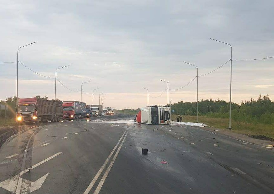 От удара цистерна перевернулась. Фото ГИБДД по Саратовской области