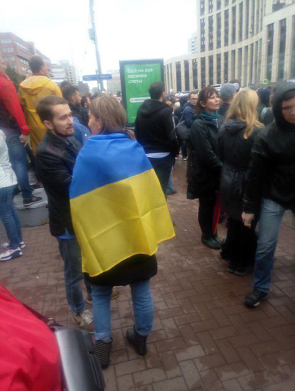 На митинг в Москве группа людей пришла с флагом Украины Фото: предоставлено читателями.
