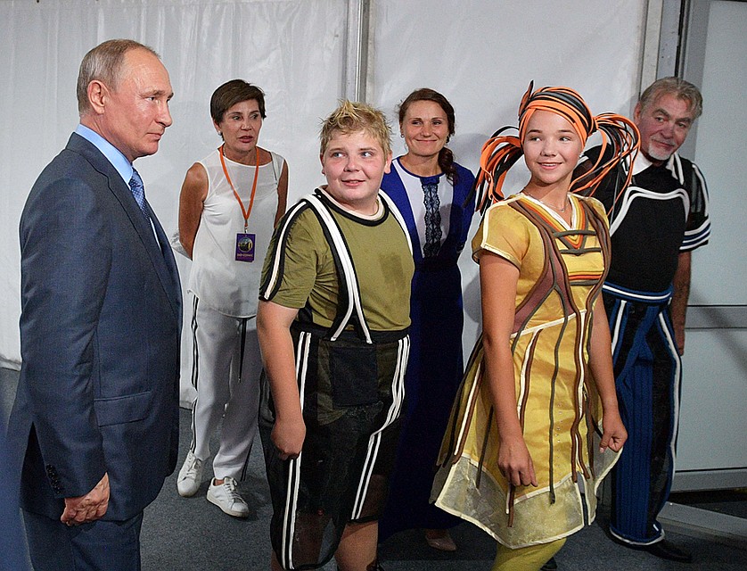 После спектакля Путин пошел пообщаться с актерами «Грифона» Фото: REUTERS