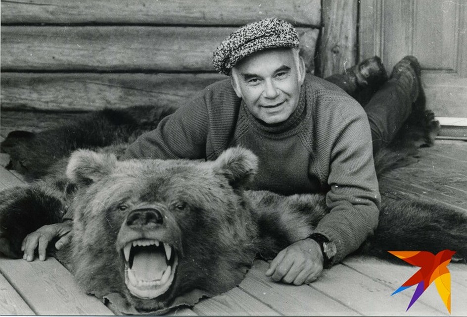 Василий Песков с медведем.