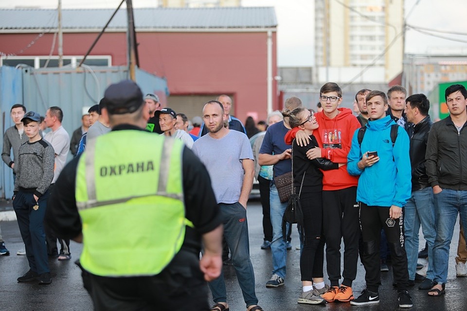 Любопытные зеваки специально прибежали, чтобы посмотреть на пожар Фото: Мария ЛЕНЦ