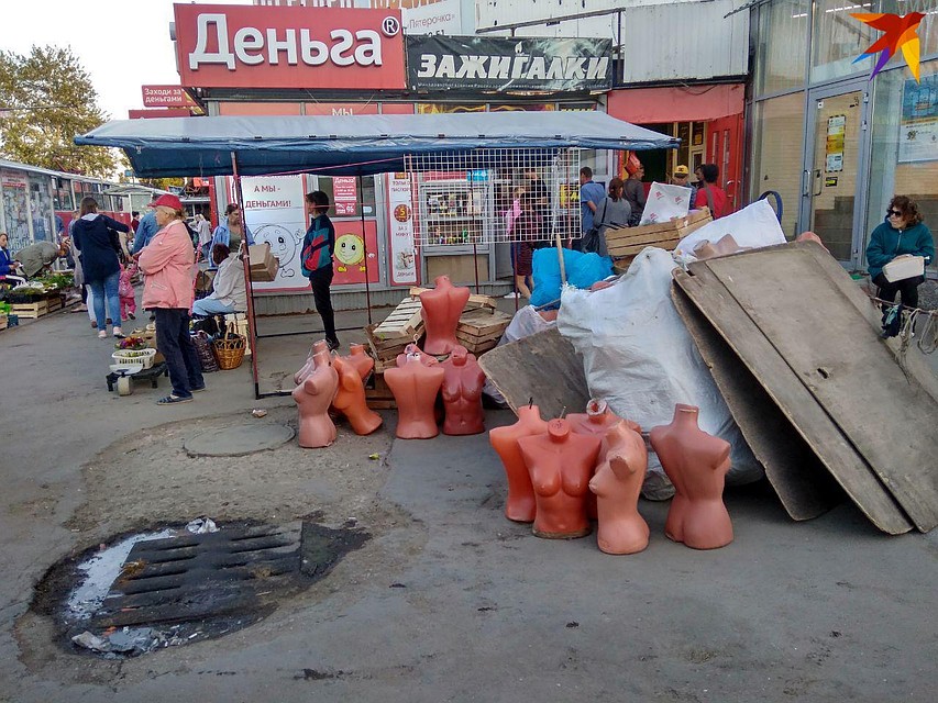 По площади еще расставлены манекены, платья и кофточки уже отправились на склады Фото: Екатерина Семенова