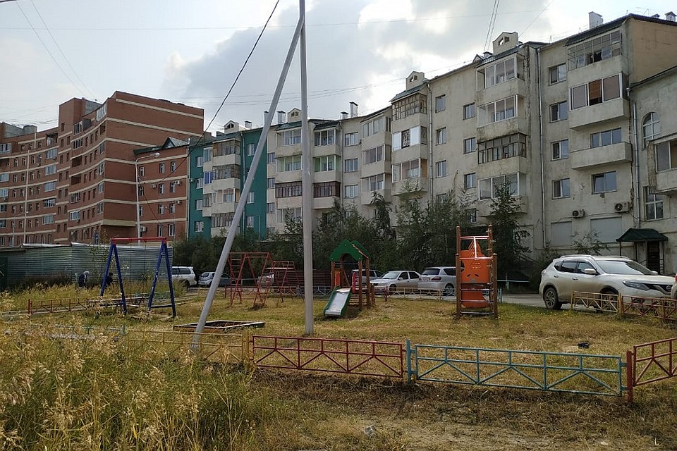 Вот так выглядит придомовая площадка, где в настоящее время играют воспитанники частного детского сада "Катюша", путь к нему небезопасен для малышей и лежит через канализационный люк. Фото: Виктория АЛЕКСЕЕВА
