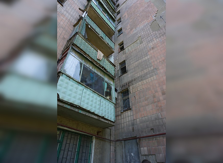 На стене все еще видны следы крови, несмотря на несколько дождей. Фото: Юлия АНДРИЕНКО