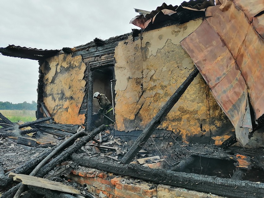 При разборе завалов спасатели обнаружили тела женщины и троих детей Фото: ГУ МЧС России по Курской области.
