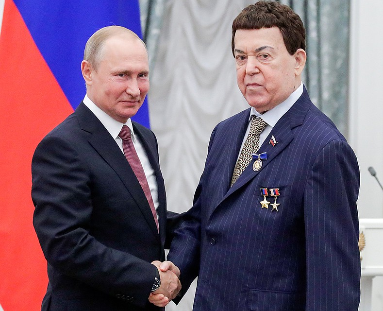 Владимир Путин и певец Иосиф Кобзон на церемонии вручения государственных наград РФ в Кремле, июнь 2018 года. Фото Михаил Метцель/ТАСС