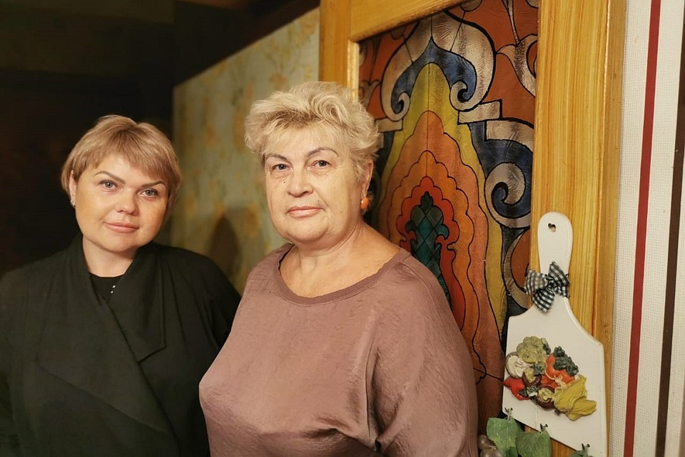Мама Елены Лапуцкой Ирина (справа) говорит, что за поступок дочери ее многие благодарят и даже целуют руки. Фото: Наталья ЛЫТКИНА