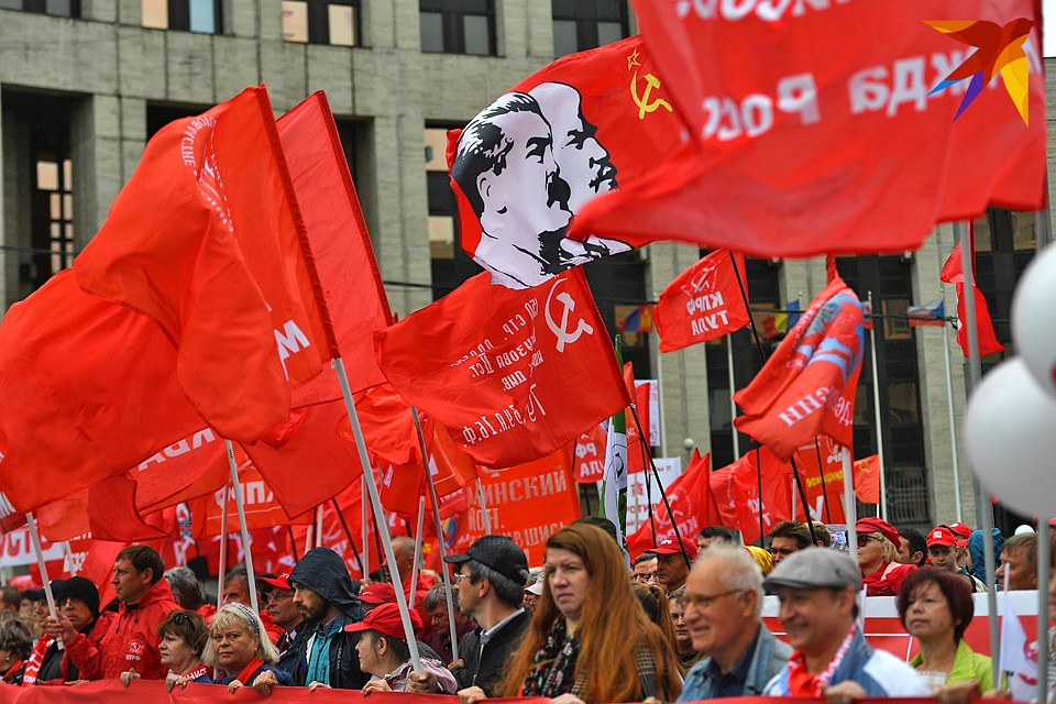 На митинге было много знамен. Фото: Виктор ГУСЕЙНОВ