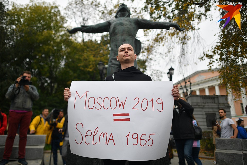 Плакаты на митинге поражали многообразием. Фото: Виктор ГУСЕЙНОВ