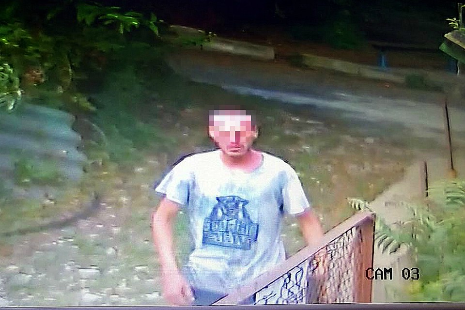 Его передвижение частично записали уличные камеры видеонаблюдения.