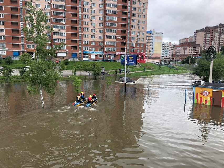 В Хабаровске спортсмены-водники прокатились на катамаране по затопленной улице Флегонтова