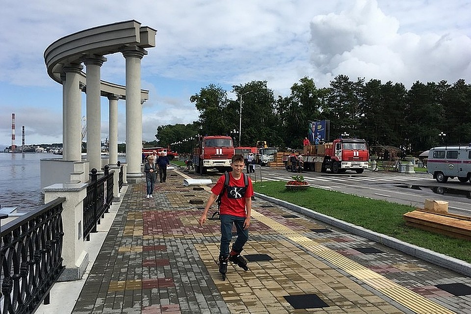 Хабаровская набережная остается местом отдыха даже в режиме ЧС Фото: Борис КОКУРИН