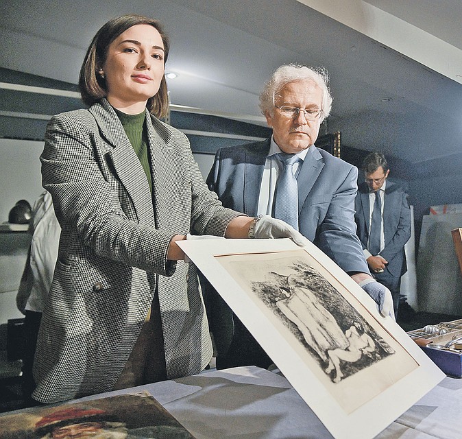 Рисунок Шагала тоже сначала поедет на экспертизу, а уже потом, если авторство подтвердится, - в музей. Игорь ИВАНКО/АГН «Москва»