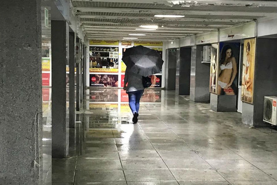 Выходить из дома без резиновых сапог и дождевика не стоит. Фото: Сергей ЛАНИН