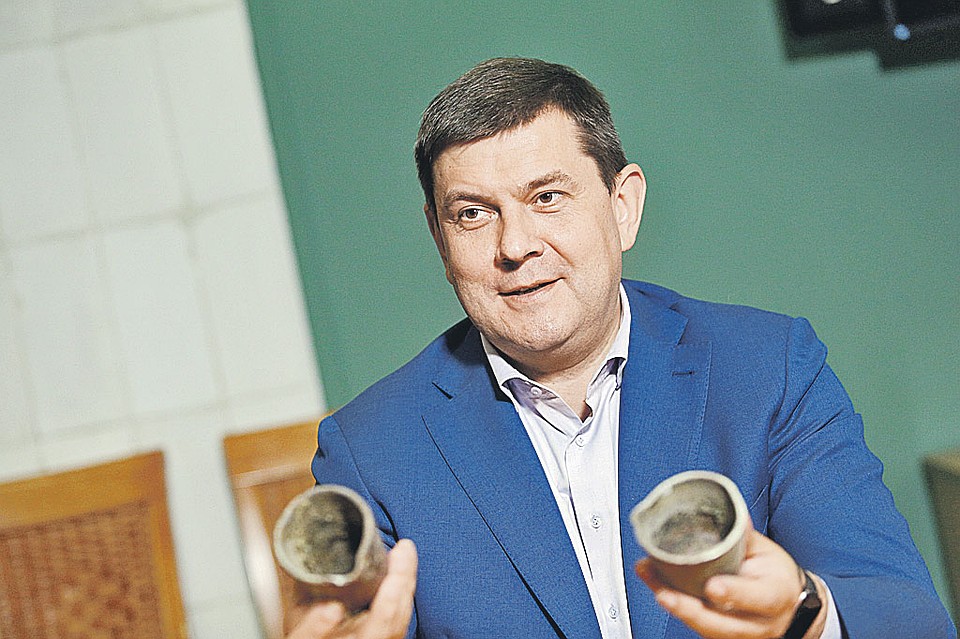 Алексей Емельянов показывает очередные находки: литейные формы. Фото: Агентство городских новостей «Москва»