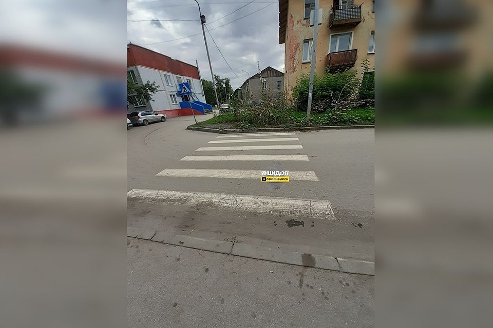 Идти по пыльным цветам пешеходам не хочется. Фото: "Инцидент. Новосибирск".