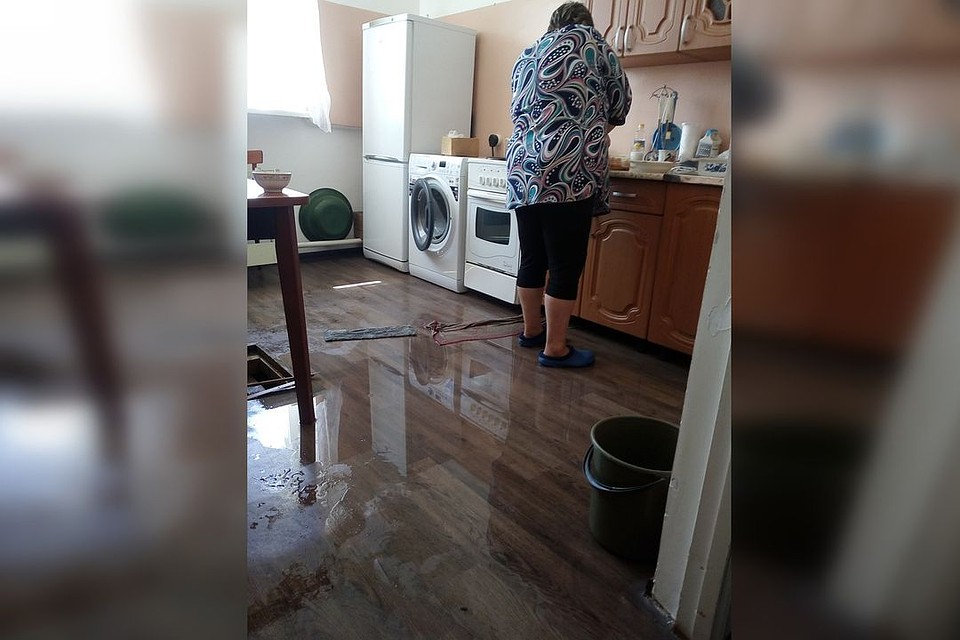 Вытекающие фекалии приходится убирать самим пенсионерам. Фото: "Гражданский Патруль".
