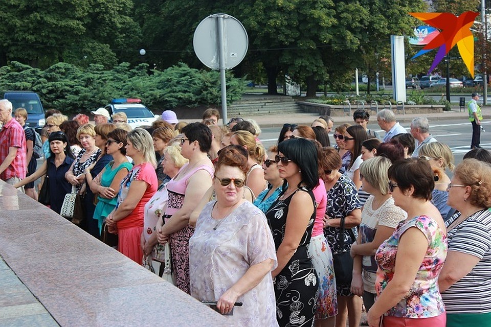 В Донецке на здании «Донбасс Оперы» открыли мемориальную доску своему земляку Иосифу Кобзону Фото: Никита МАКАРЕНКОВ